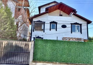 Sakarya / Sapanca / Kırkpınar Soğuksu Mh.BAĞDAT CD.YAKINI 3 KATLI VİLLA