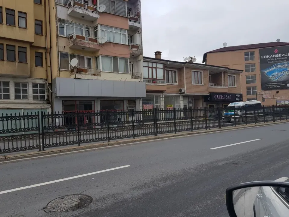 FIRSAT YATIRIMA UYGUN ANA CADDE ÜZERİ KURUMSAL KİRACILI DÜKKAN