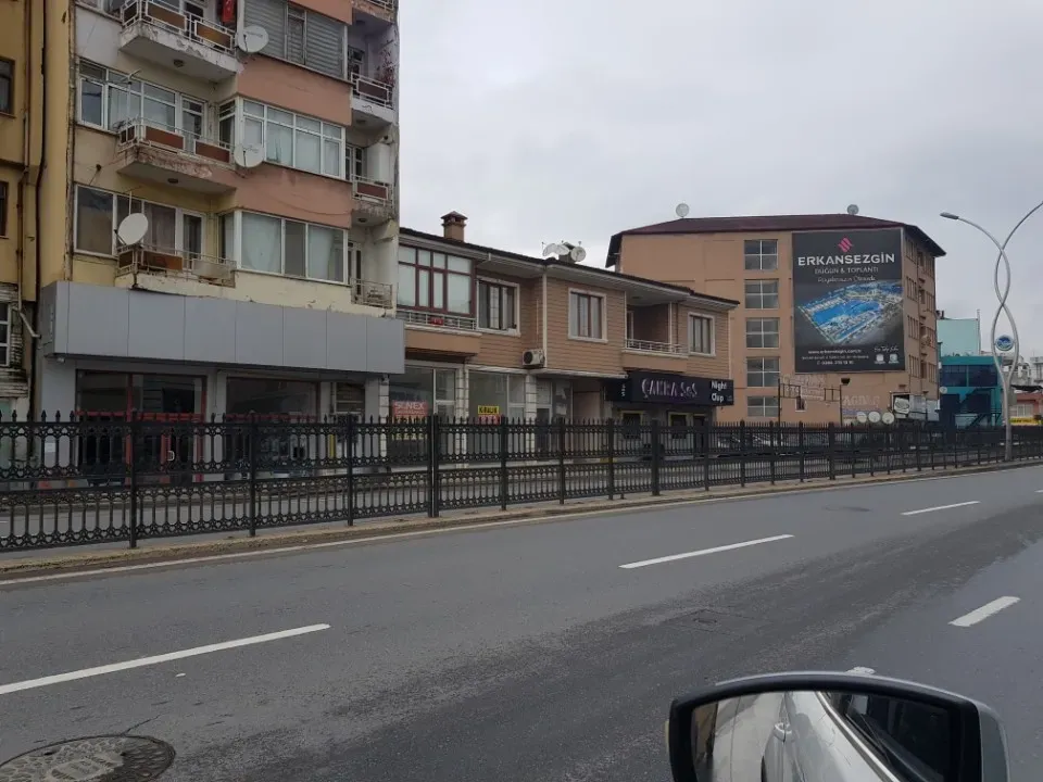 FIRSAT YATIRIMA UYGUN ANA CADDE ÜZERİ KURUMSAL KİRACILI DÜKKAN