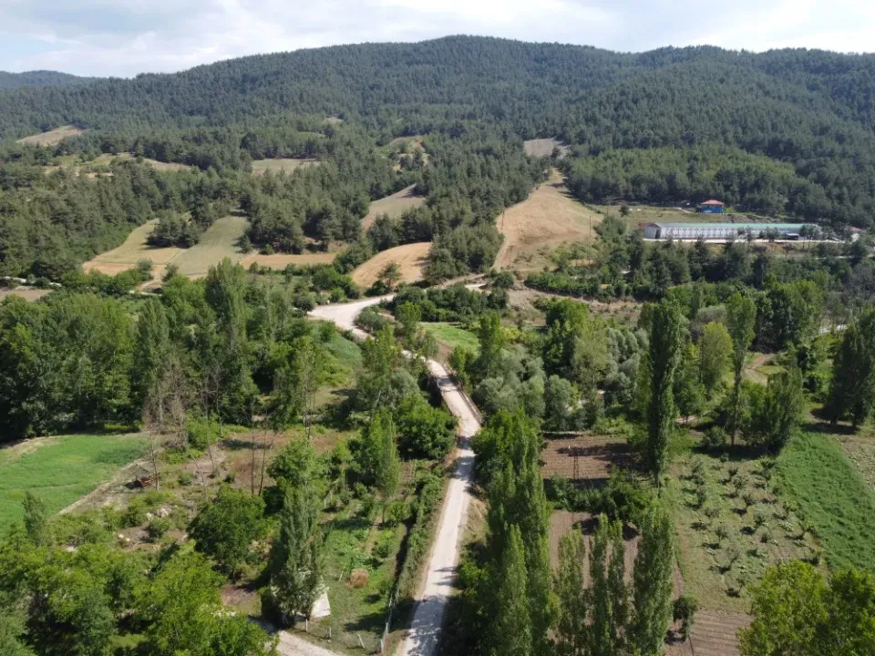 AVCI EMLAK’TAN GEYVE ŞEHREN’DE DERE KENARINDA YOLA CEPHE 1150 m² DÜMDÜZ ARAZİ