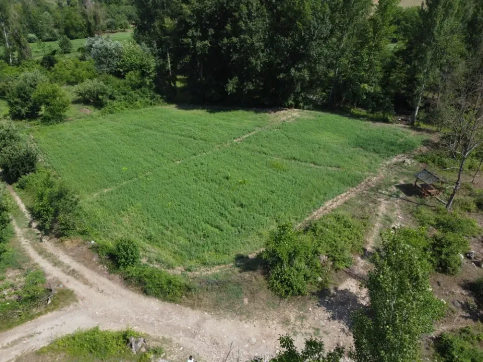 AVCI EMLAK’TAN GEYVE ŞEHREN’DE DERE KENARINDA YOLA CEPHE 1150 m² DÜMDÜZ ARAZİ