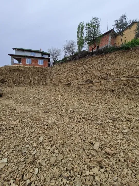 AVCI EMLAK'TAN GEYVE KARACAÖREN KÖYÜNDE 1020 m2 % 40 İMARLI MANZARALI HESAPLI ARSA