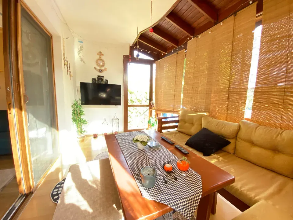Ürkmez Merkez'de Denize 300M2 Giriş Katı Bahçeli Satılık 2+1 Daire