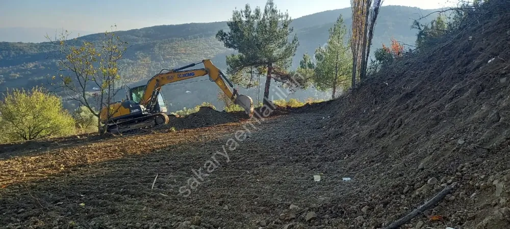 GEYVE MELEKŞESOLAK KÖYÜ'NÜN MANZARALI ARSALARINDAN % 40 İMARLI 1005 m²