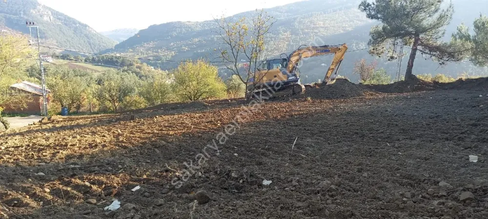 GEYVE MELEKŞESOLAK KÖYÜ'NÜN MANZARALI ARSALARINDAN % 40 İMARLI 1005 m²