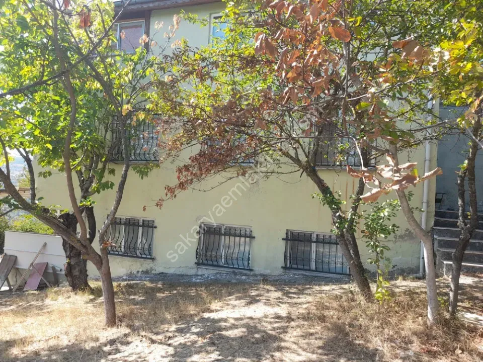 GEYVE KÖPRÜBAŞI MAHALLESİNDE 982 m² ARSA İÇİNDE 3 KATLI MÜSTAKİL EV - GENİŞ AİLELER İÇİN İDEAL