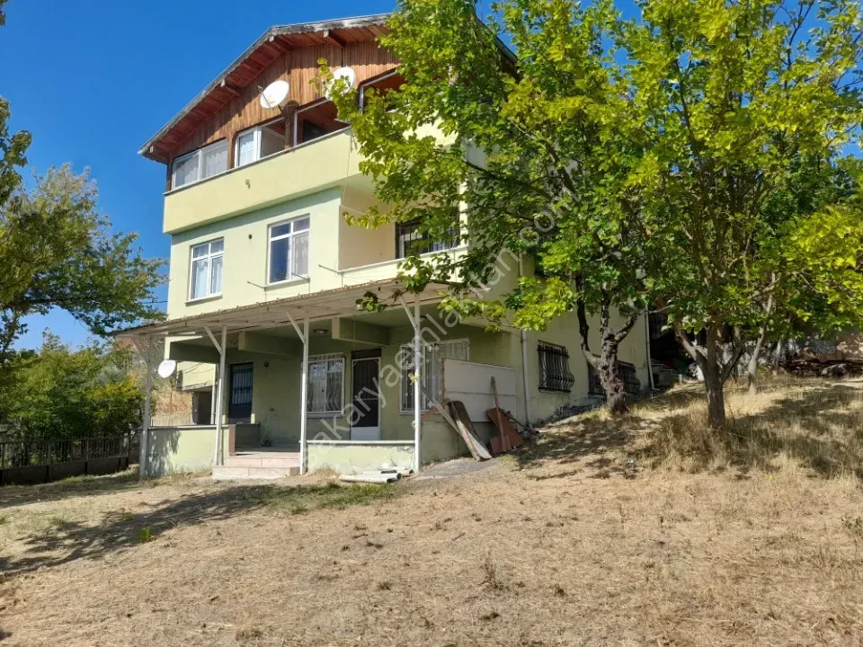 GEYVE KÖPRÜBAŞI MAHALLESİNDE 982 m² ARSA İÇİNDE 3 KATLI MÜSTAKİL EV - GENİŞ AİLELER İÇİN İDEAL