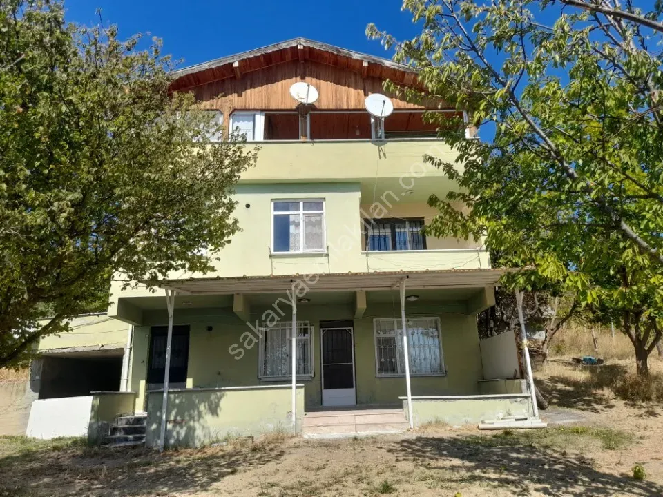 GEYVE KÖPRÜBAŞI MAHALLESİNDE 982 m² ARSA İÇİNDE 3 KATLI MÜSTAKİL EV - GENİŞ AİLELER İÇİN İDEAL