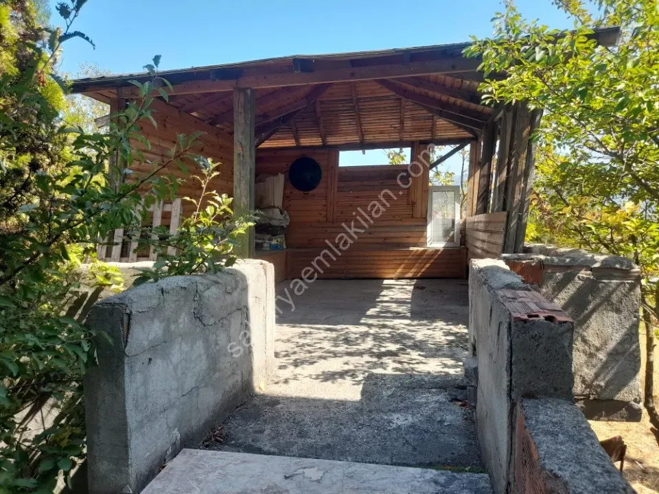 GEYVE KÖPRÜBAŞI MAHALLESİNDE 982 m² ARSA İÇİNDE 3 KATLI MÜSTAKİL EV - GENİŞ AİLELER İÇİN İDEAL