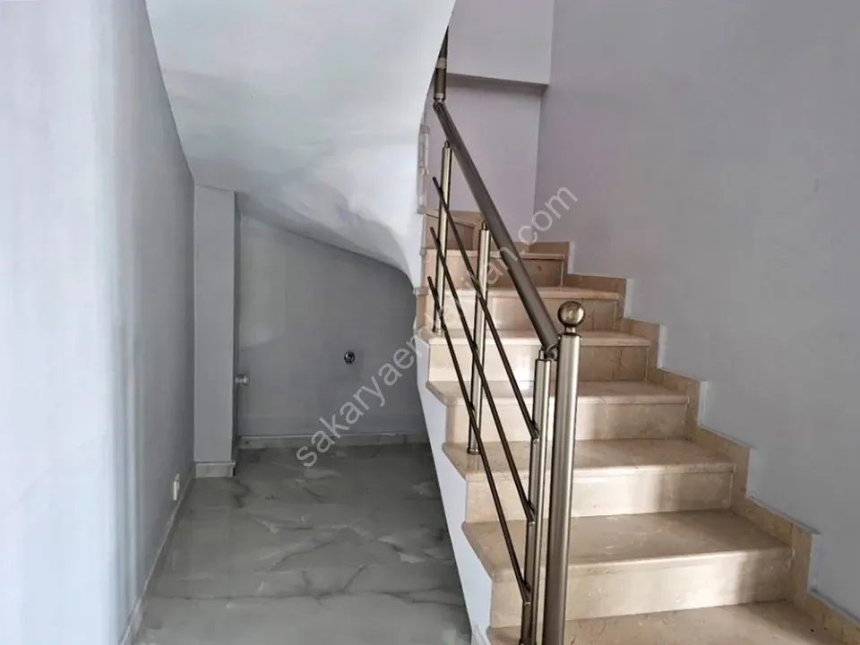 ADAPAZARI GÜNEŞLER MAHALLESİNDE SATILIK 5+1 DUBLEKS DAİRE