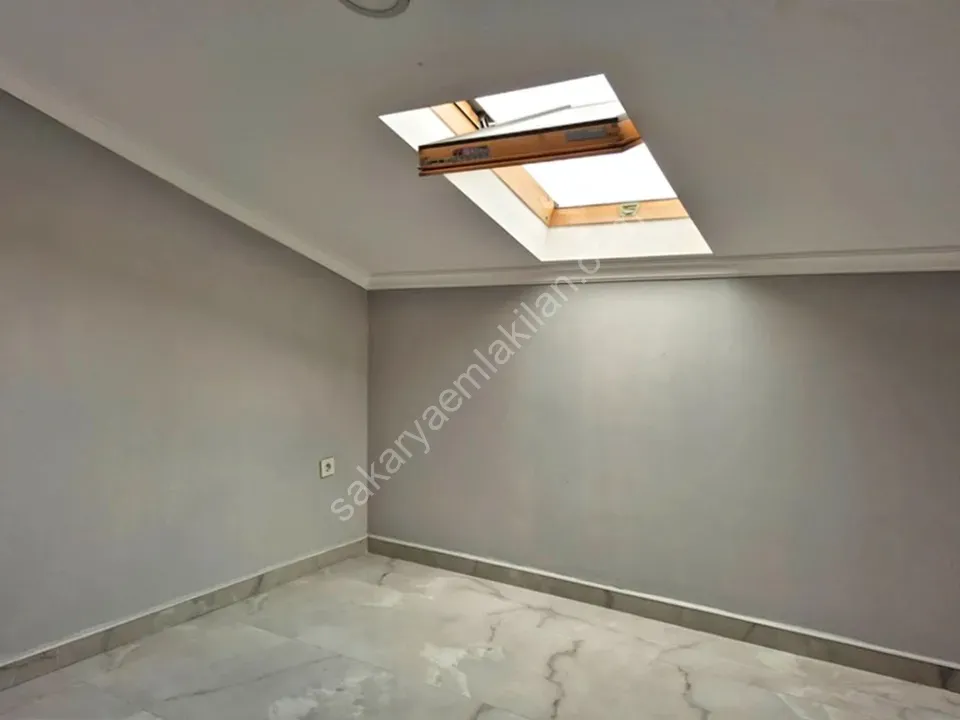 ADAPAZARI GÜNEŞLER MAHALLESİNDE SATILIK 5+1 DUBLEKS DAİRE