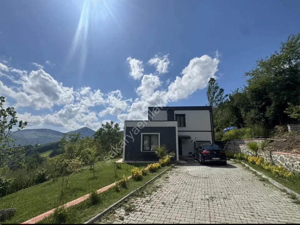 Sakarya -Geyve Akıncı Mahallesinde  5+1 Dublex Köy Evi