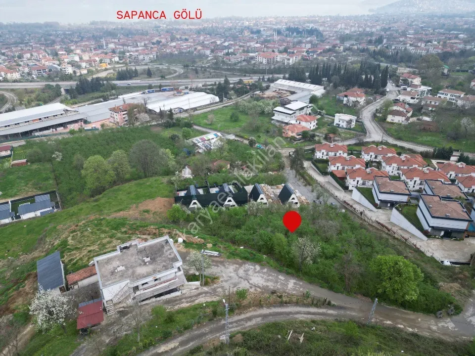 Sapanca’da Sükûnetin Kalbinde Manzaralı 1.270 m² Arsa