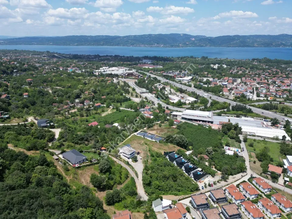 Sapanca’da Sükûnetin Kalbinde Manzaralı 1.270 m² Arsa