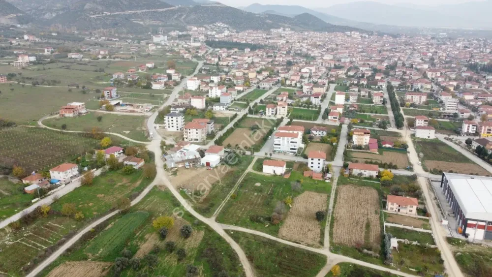 SAKARYA PAMUKOVA CUMHURİYET MAH.MÜKEMMEL KONUMDA 375 M2 İMARLI ARSA