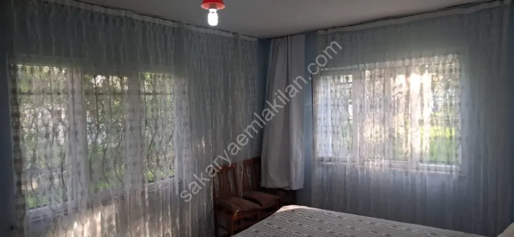 AKYAZI EMLAKTAN KÖY MERKEZİNDE 570 M2 GENİŞ ARSA ÜZERİNDE MÜSTAKİL EV