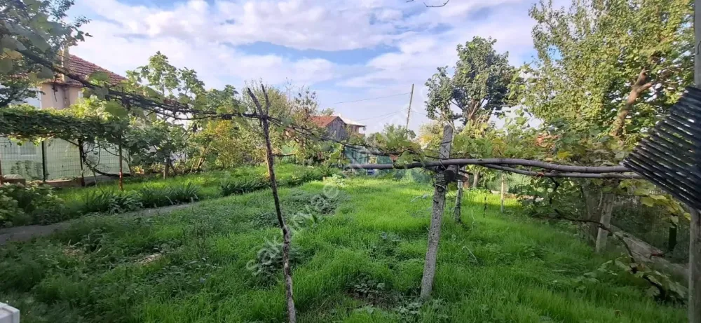 AKYAZI EMLAKTAN KÖY MERKEZİNDE 570 M2 GENİŞ ARSA ÜZERİNDE MÜSTAKİL EV