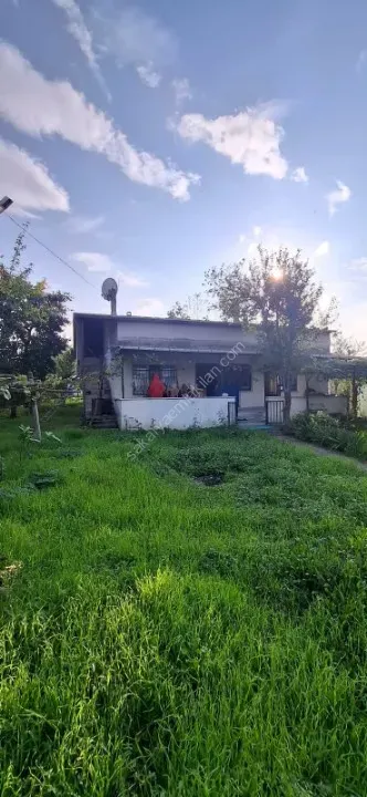 AKYAZI EMLAKTAN KÖY MERKEZİNDE 570 M2 GENİŞ ARSA ÜZERİNDE MÜSTAKİL EV