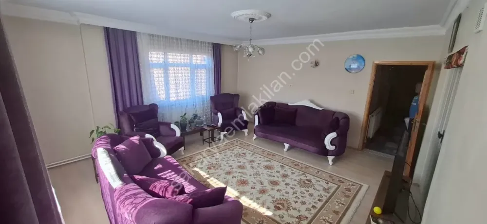 ADA CADDESİ'NDE AİLE APARTMANINDA FERAH GENİŞ SATILIK DAİRE