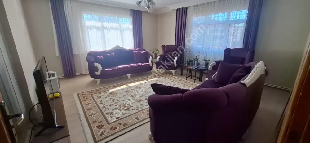 ADA CADDESİ'NDE AİLE APARTMANINDA FERAH GENİŞ SATILIK DAİRE