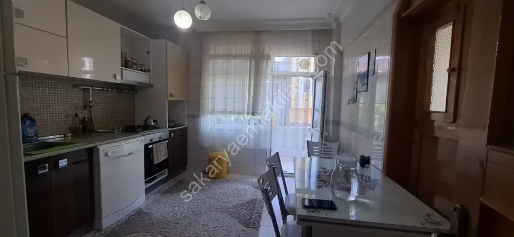 ADA CADDESİ'NDE AİLE APARTMANINDA FERAH GENİŞ SATILIK DAİRE