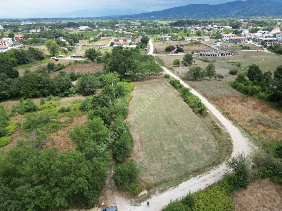 ARİFİYE NEVİYE'DE DOĞAYLA İÇ İÇE, KÖŞE PARSEL 2.363 m² İMARLI ARSA