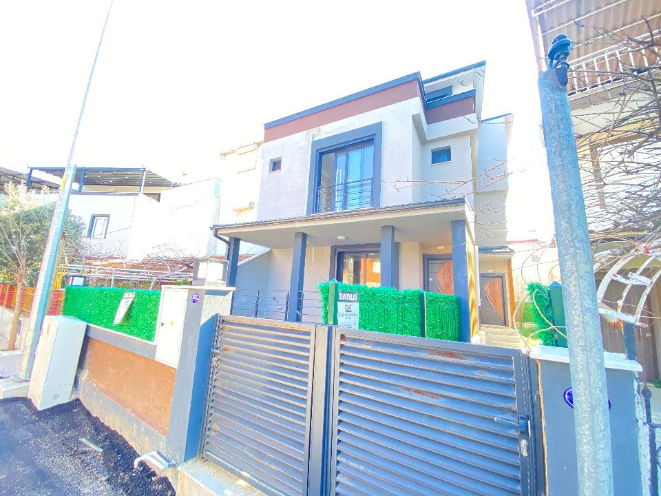 Doğanbey De Denize 300M2 Mustakil Bahçeli Satılık 3+1 Villa